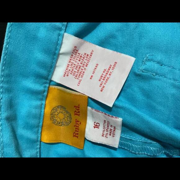 Aqua Ruby Rd. Capris with button details Size 16 - Picture 11 of 11
